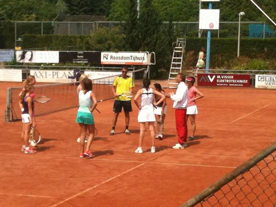 Mindfultennis training op de gravelbanen van het Hooghe Dorp in Capelle aan den IJssel